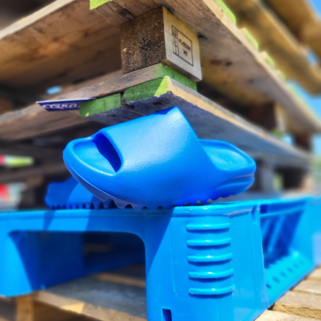 Yeezy Slide Azure.