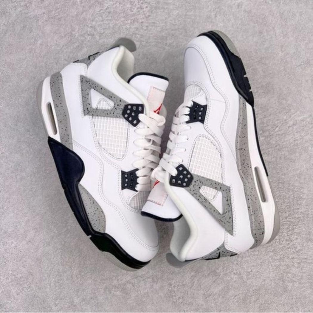 Air Jordan 4 Midnight Navy.