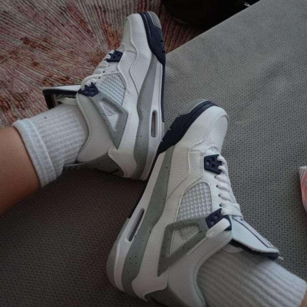 Air Jordan 4 Midnight Navy.