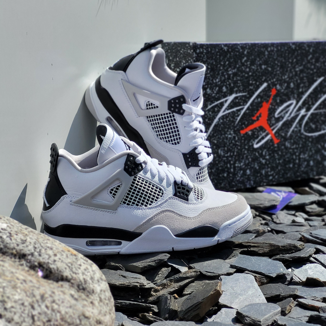 Air Jordan 4 Military Black.