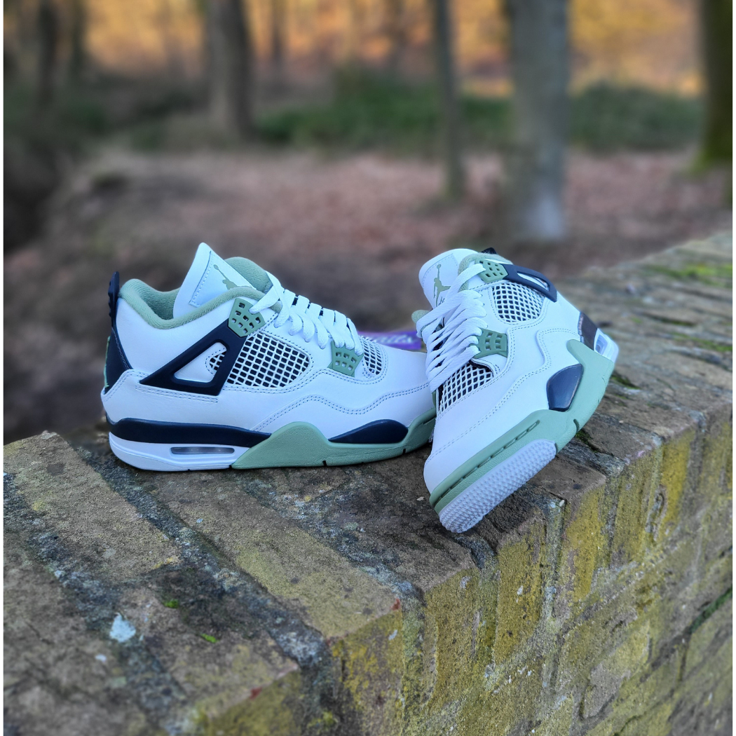 Air Jordan 4 Seafoam.