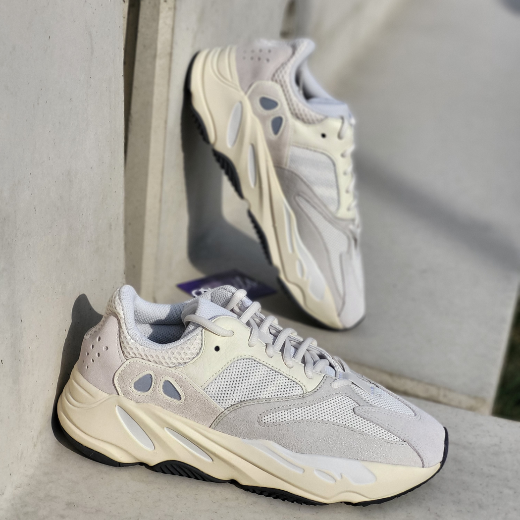 Yeezy Boost 700 V1 Analog.