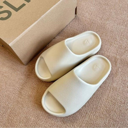Yeezy Slide Bone (2022 / 2023).