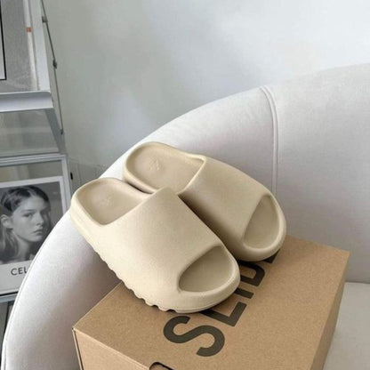 Yeezy Slide Bone (2022 / 2023).