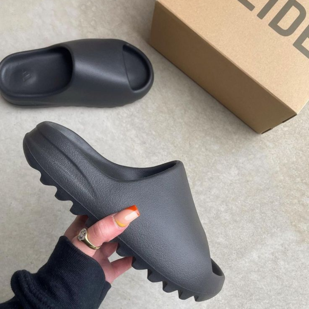 Yeezy Slide Onyx.
