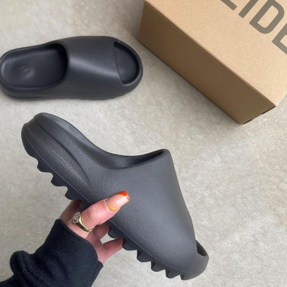 Yeezy Slide Onyx.