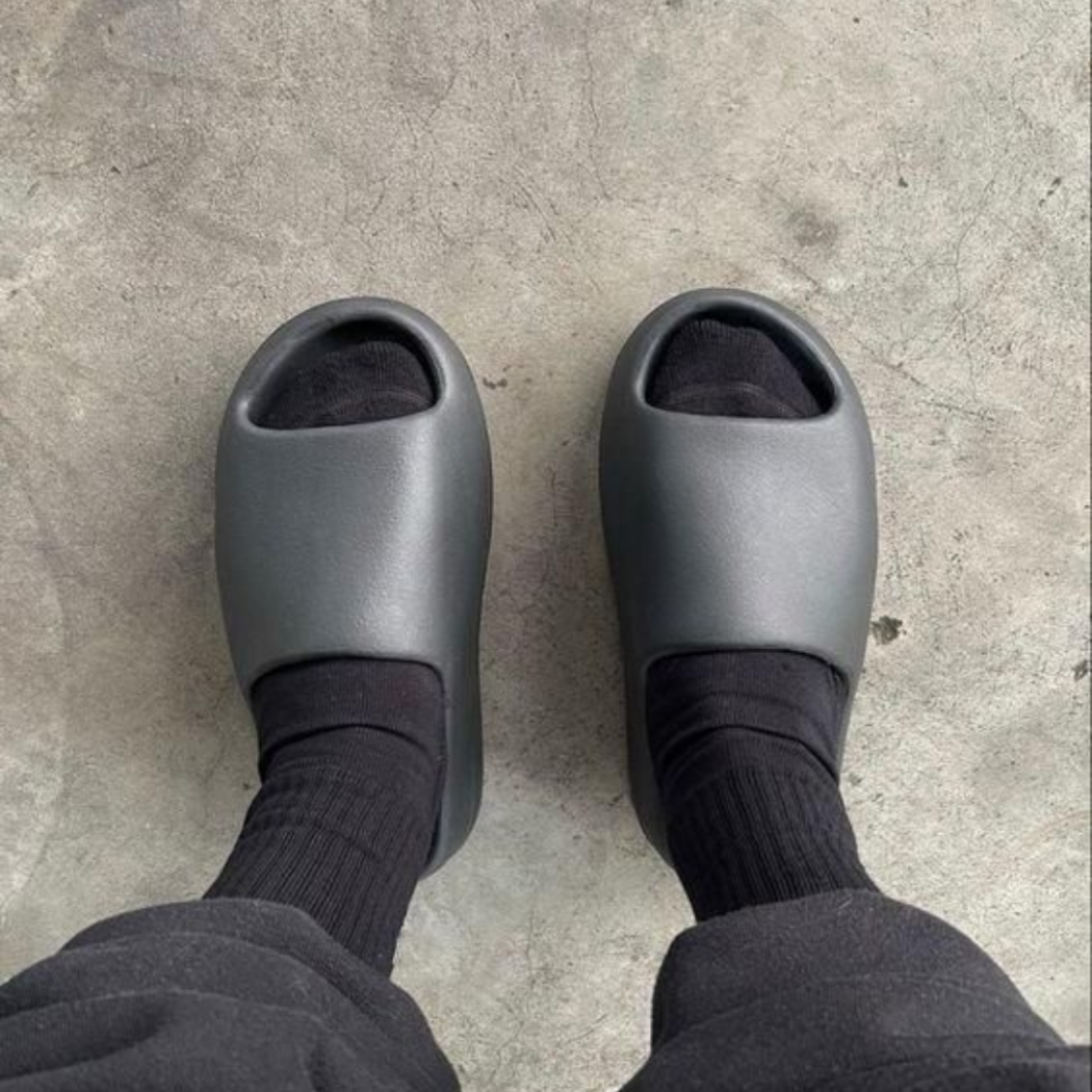 Yeezy Slide Onyx.