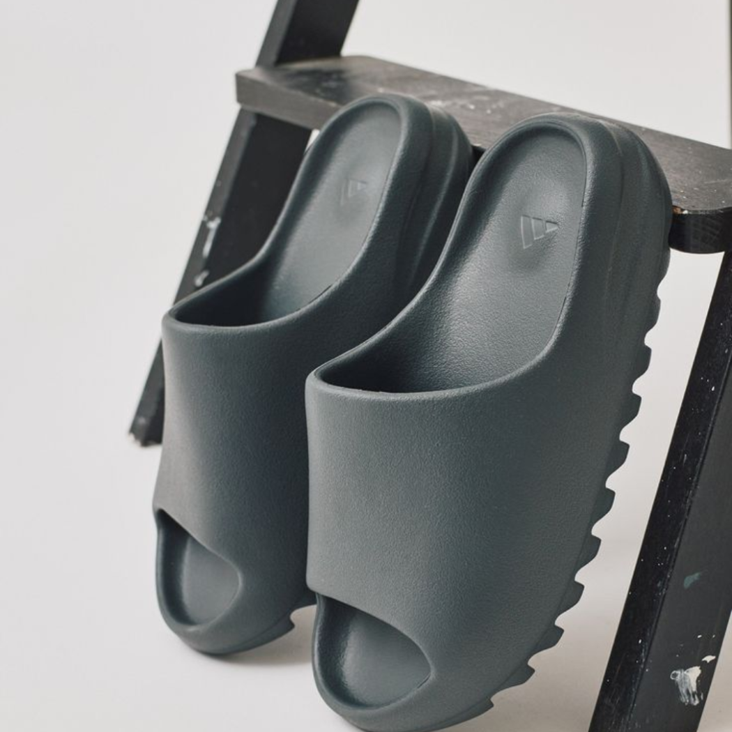 Yeezy Slide Slate Grey.